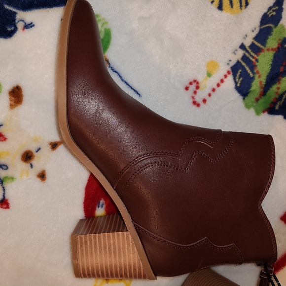 Red ZBY new without tags Booties size 9 - Picture 2 of 3